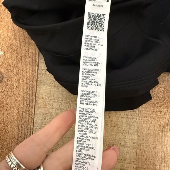 Arc'teryx Essent High Rise Short 8”- Size 4 black NWT - Picture 7 of 11